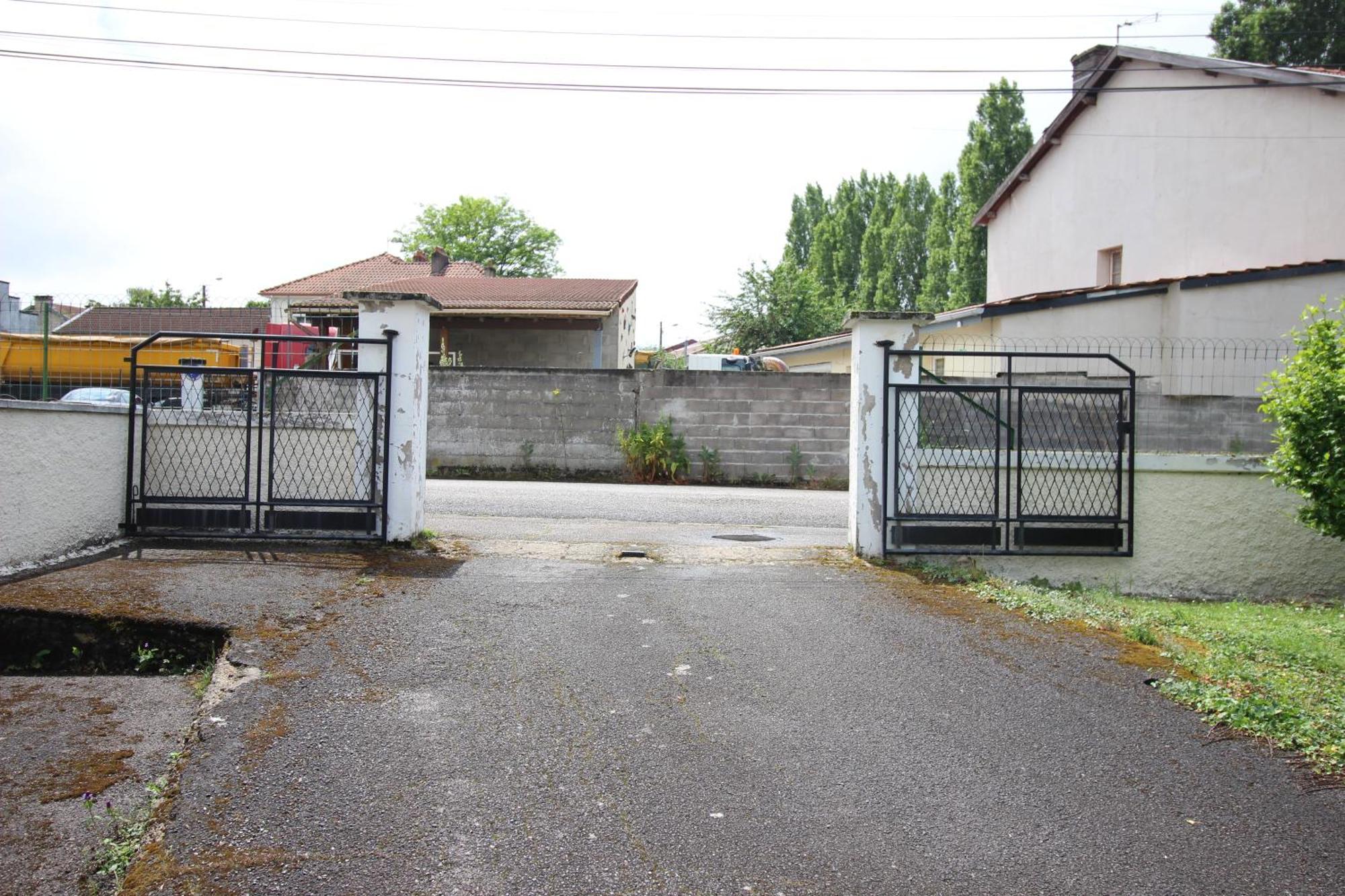 3 Chambres - Tres Grand Jardin Privee - Terrasse Privee - Garage Velo Et Moto - Parking Voiture Privee Dans La Propriete - Gere Par Presta-Zen'Services Thierville-sur-Meuse エクステリア 写真